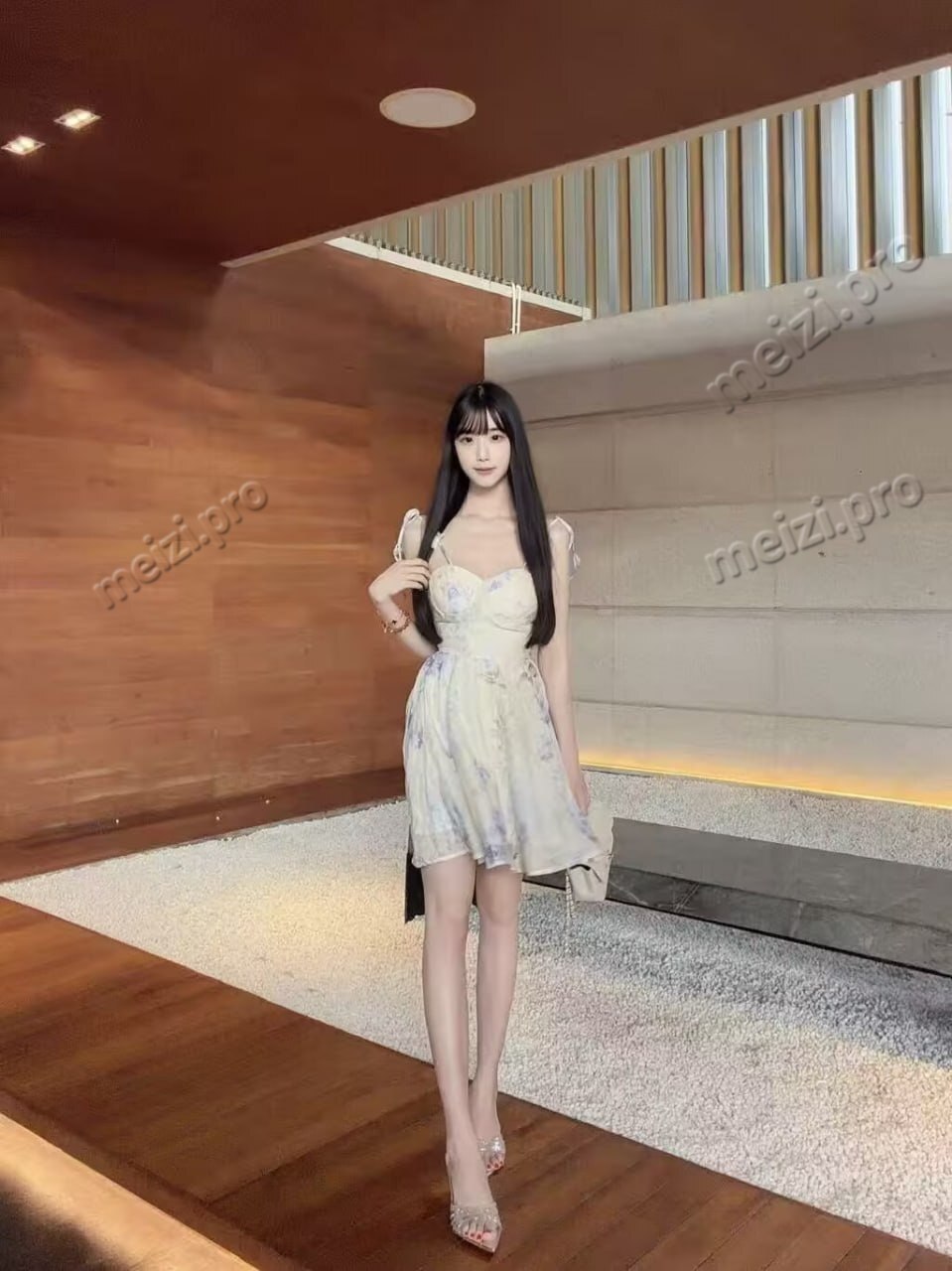 广东 广州 23岁 170cm 100 B杯 工作 长得高腿长,皮肤白,英语八级 抽烟纹身:无纹身 SM:是 无套:可 口交:可 过夜:可 同居:否 可飞:能 价格:30 特点:长得高腿长,皮肤白,英语八级