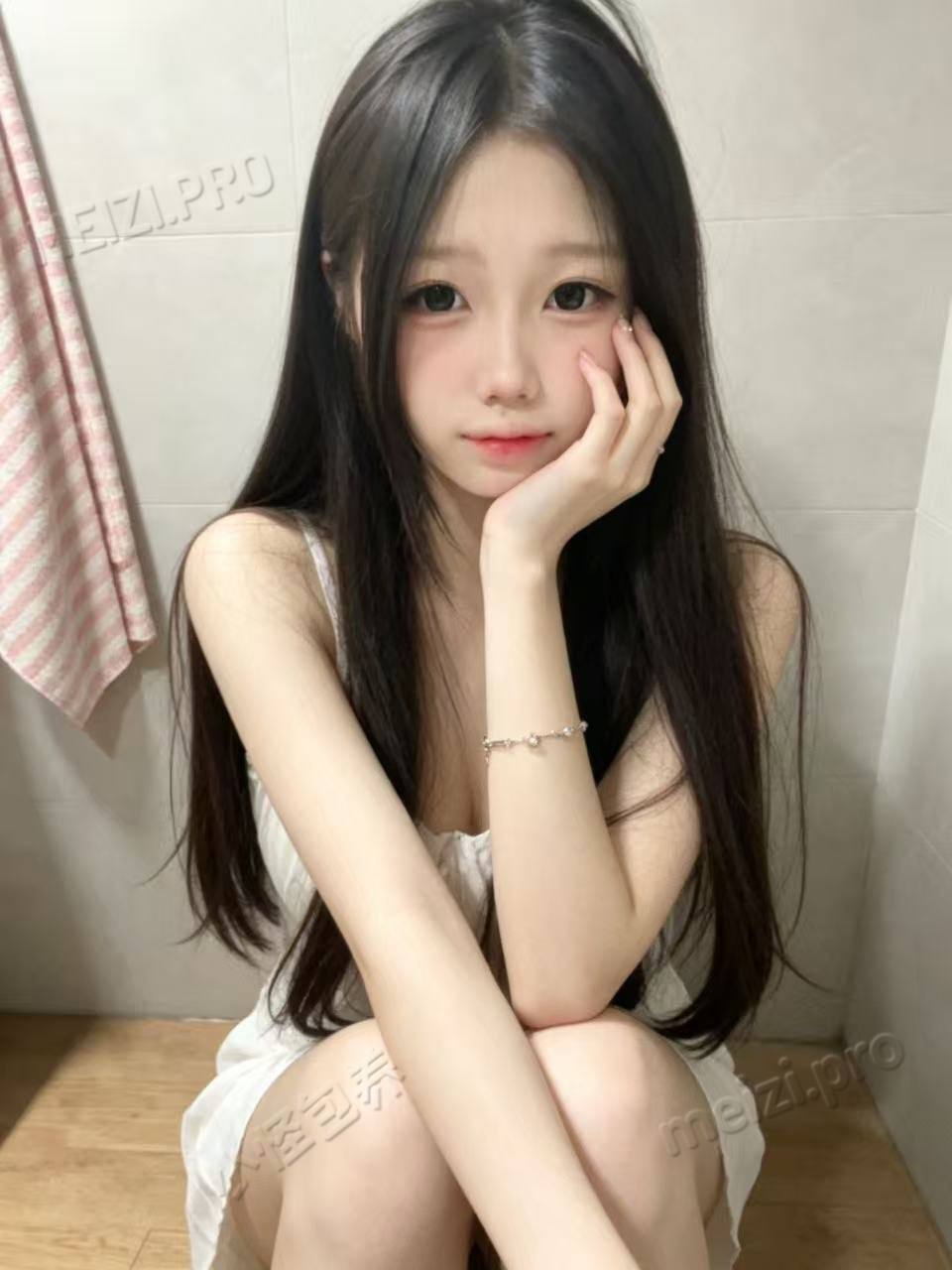 广东广州包养信息：18岁学生妹，167cm身高88斤，B杯，清纯乖巧不抽烟不纹身。因学业压力希望遇到真诚金主短期陪伴，可过夜可口交可体检后无套，接受SM，同居看情况。3天费用6000，5天8000，两次支付，真实资料，提前说出发时间。