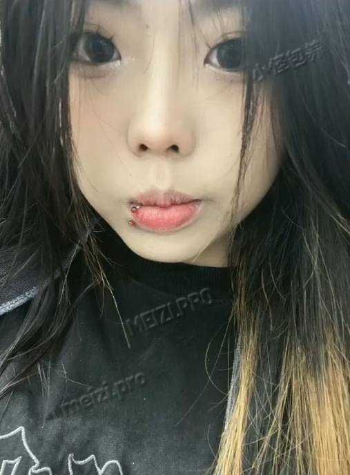 河南郑州包养信息：18岁上班女生，165cm身高115斤B杯，抽烟有纹身。因生活原因希望遇到真诚金主短期陪伴，可过夜可同居可飞外地，可口交体检后可不戴套，接受情趣。零花钱期望2万，每月可陪3到7天，真实资料可见。