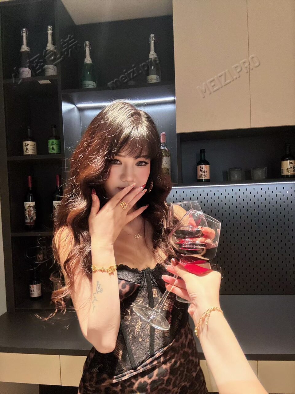 福建 厦门 28岁 163cm 108 B杯 直播卖货 梨形，活好，声音甜 水多 超嫩 抽烟纹身:不抽烟有纹身 SM:是 无套:可 口交:可 过夜:可 同居:否 可飞:可 价格:30 特点:梨形，活好，声音甜 水多 超嫩