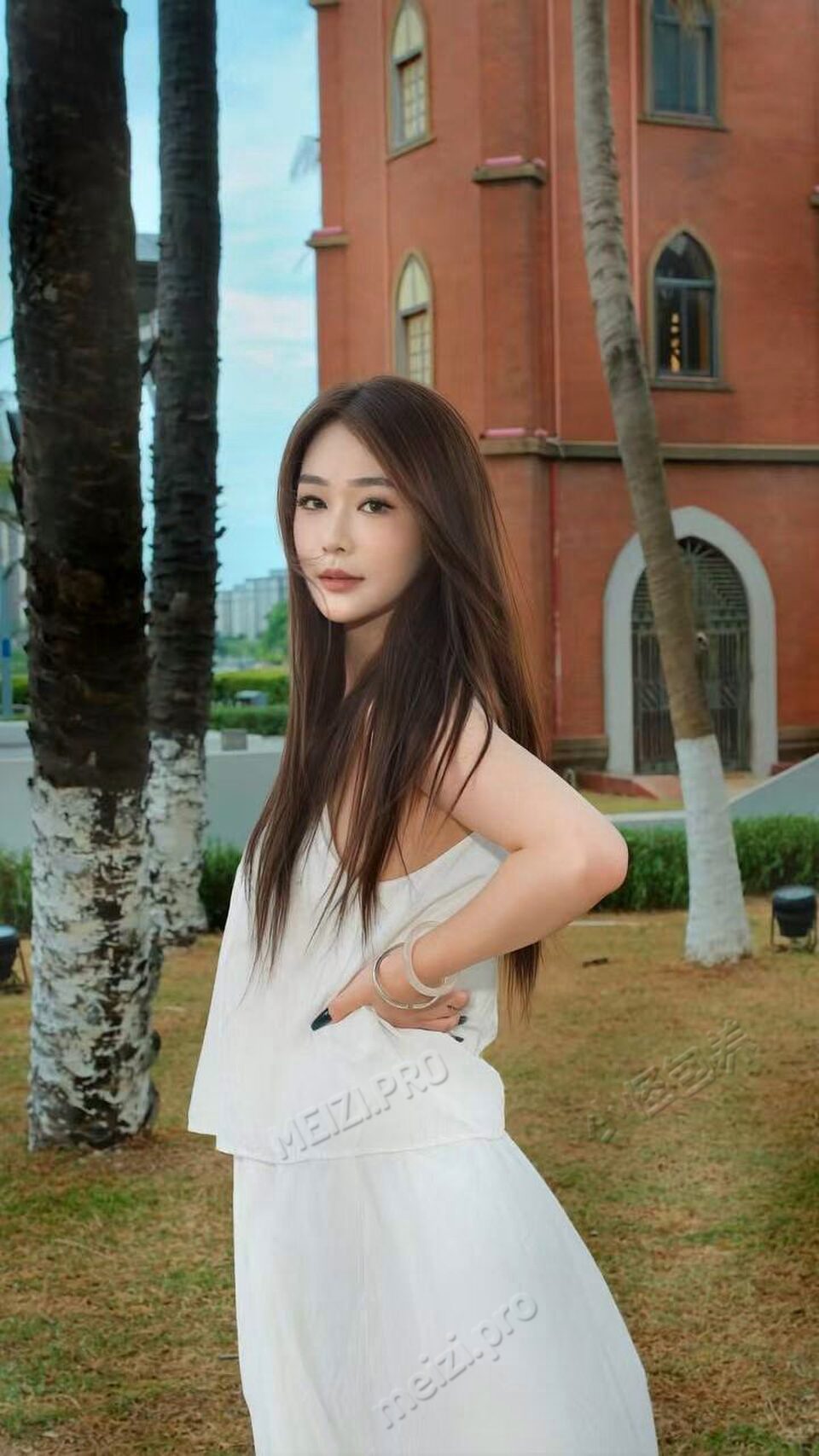 云南 昆明 28岁 168cm 52 B杯 健身教练 懂分寸，体贴 SM:是 无套:可 口交:可 过夜:可 同居:看相处 可飞:可 其他城市 不去港澳 价格:15 特点:懂分寸，体贴