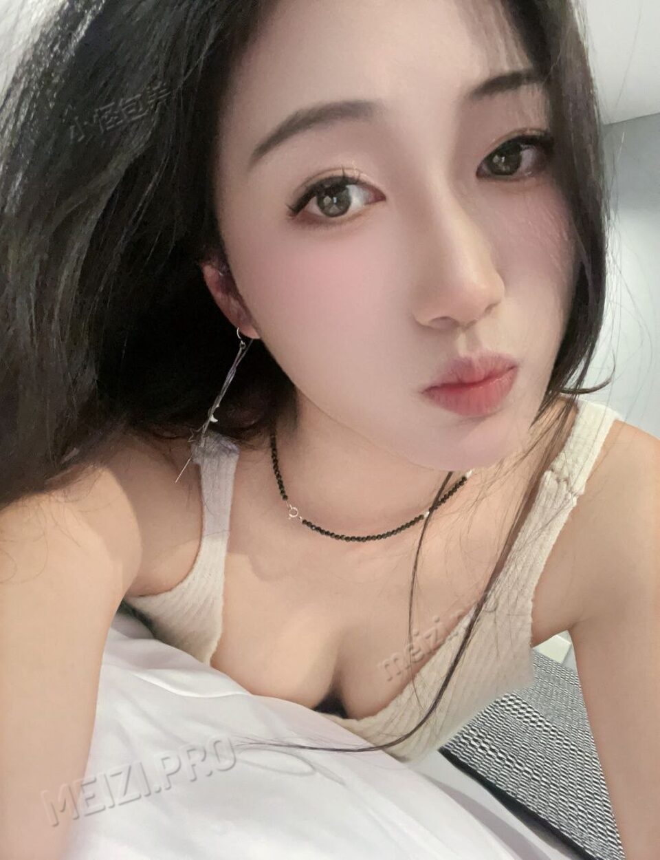 云南 昆明 22岁 170cm 50 B杯 医美 听话不事多 抽烟纹身:无 SM:否 无套:否 口交:可 过夜:可 同居:否 价格:20 特点:听话不事多