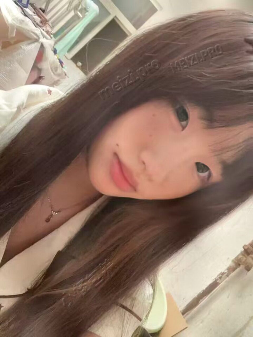河南 信阳 18岁 165cm 96 B杯 学生 长得好看，身材好 抽烟纹身:无纹身 SM:否 无套:可 口交:否 过夜:否 同居:否 可飞:不 价格:8 特点:长得好看，身材好