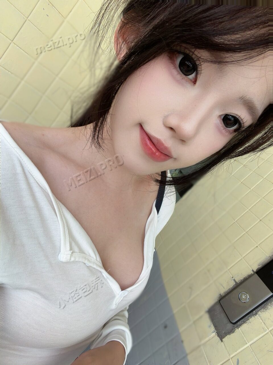 广东 深圳 19岁 164cm 102 C杯 学生 学习好 乖听话 放的开 抽烟纹身:无 SM:是 无套:可 口交:可 过夜:可 同居:否 可飞:可 价格:5.2 特点:学习好 乖听话 放的开