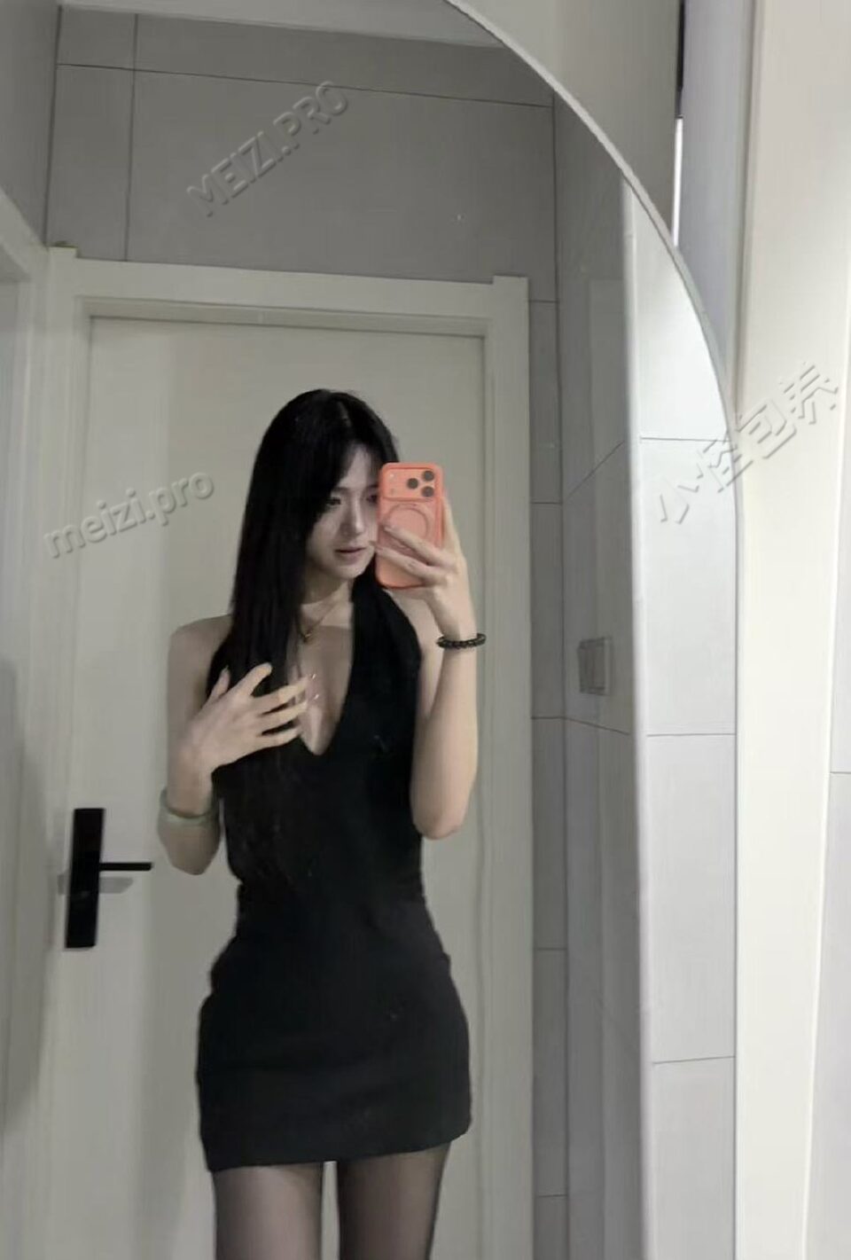 湖南 长沙 23岁 170cm 95 B杯 无 好看身材好听话配合度高带属性 抽烟纹身:无纹身 SM:否 无套:否 口交:可 过夜:可 同居:否 可飞:否 价格:30 特点:好看身材好听话配合度高带属性
