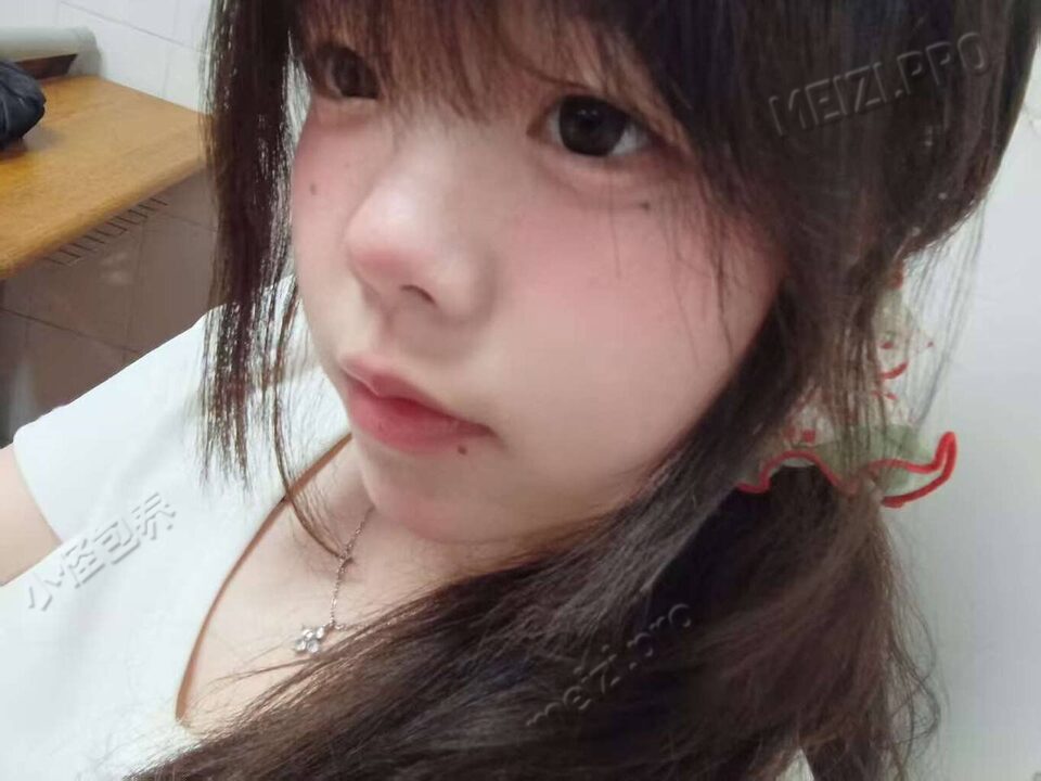 湖北 黄冈 18岁 163cm 104 B杯 学生 长得有点小美比较偏可爱声音好听可以唱歌性格温和 抽烟纹身:有抽烟无纹身 SM:是 无套:否 口交:否 过夜:否 同居:否 可飞:否 价格:1 特点:长得有点小美比较偏可爱声音好听可以唱歌性格温和
