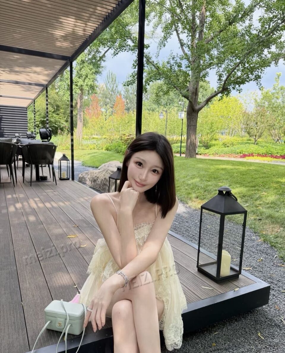 广东 深圳 26岁 172cm 108 D杯 服装 本人比照片好看 抽烟纹身:无 SM:否 无套:否 口交:可 过夜:可 同居:可 可飞:可 价格:25 特点:本人比照片好看