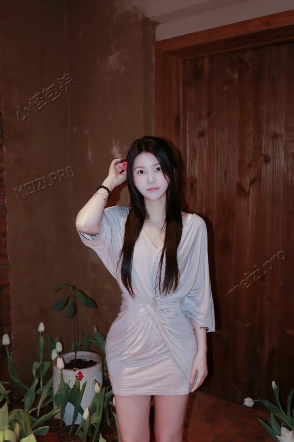 湖南 长沙 26岁 158cm 92 D杯 学生 配合 清纯 抽烟纹身:无 SM:否 无套:否 口交:可 过夜:可 同居:否 可飞:可 价格:9 特点:配合 清纯