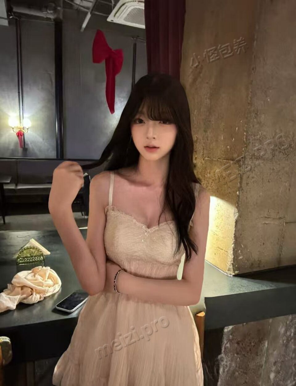 云南 昆明 18岁 163cm 91 B杯 学生 敏感,水多，紧,听话 抽烟纹身:无纹身 SM:否 无套:可 口交:可 过夜:可 同居:否 可飞:能 价格:5 特点:敏感,水多，紧,听话
