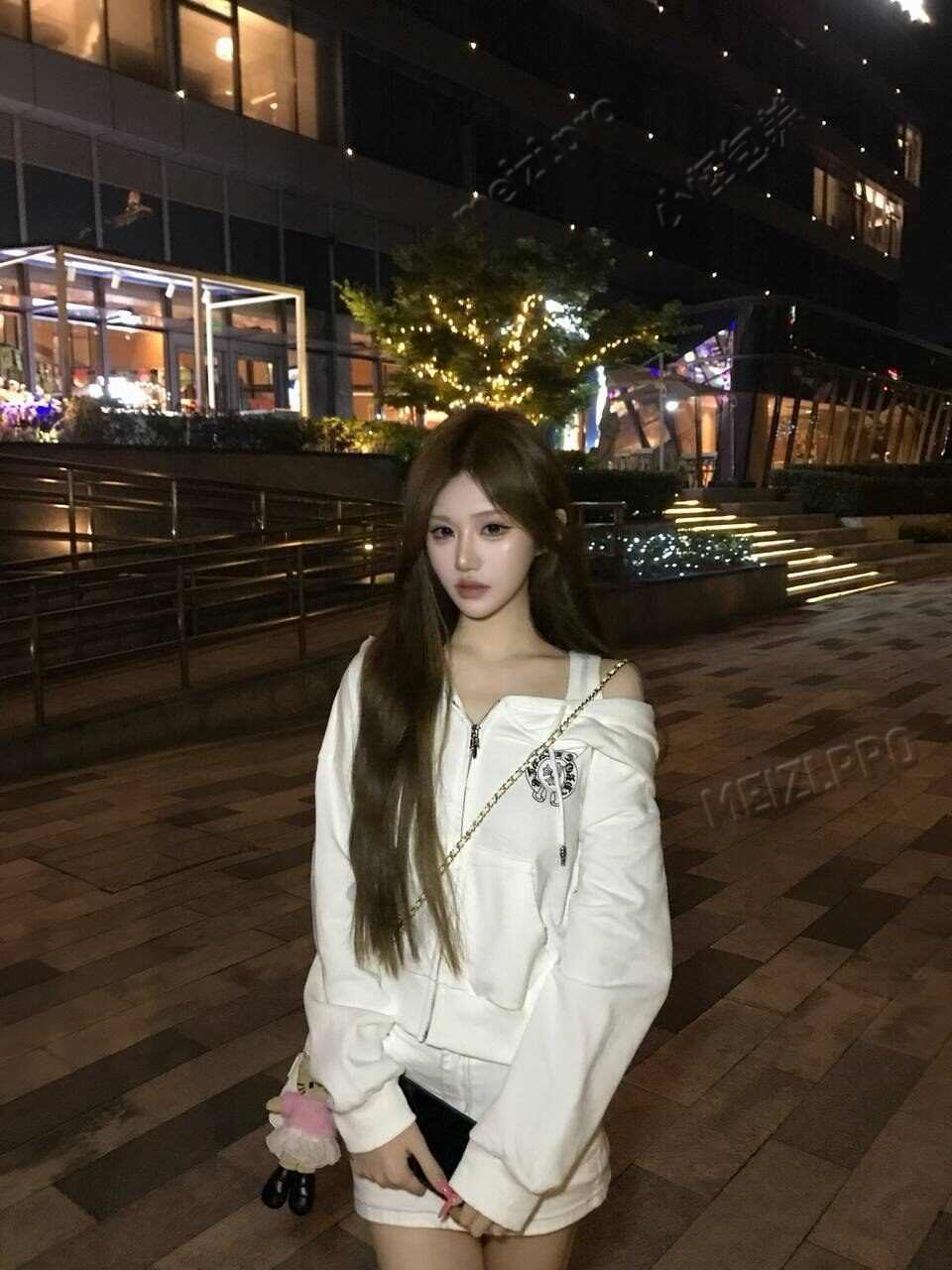 江苏 南京 18岁 170cm 98 B杯 学生 抽烟纹身:无 SM:否 无套:可 口交:可 过夜:可 同居:可 可飞:可以 价格:15
