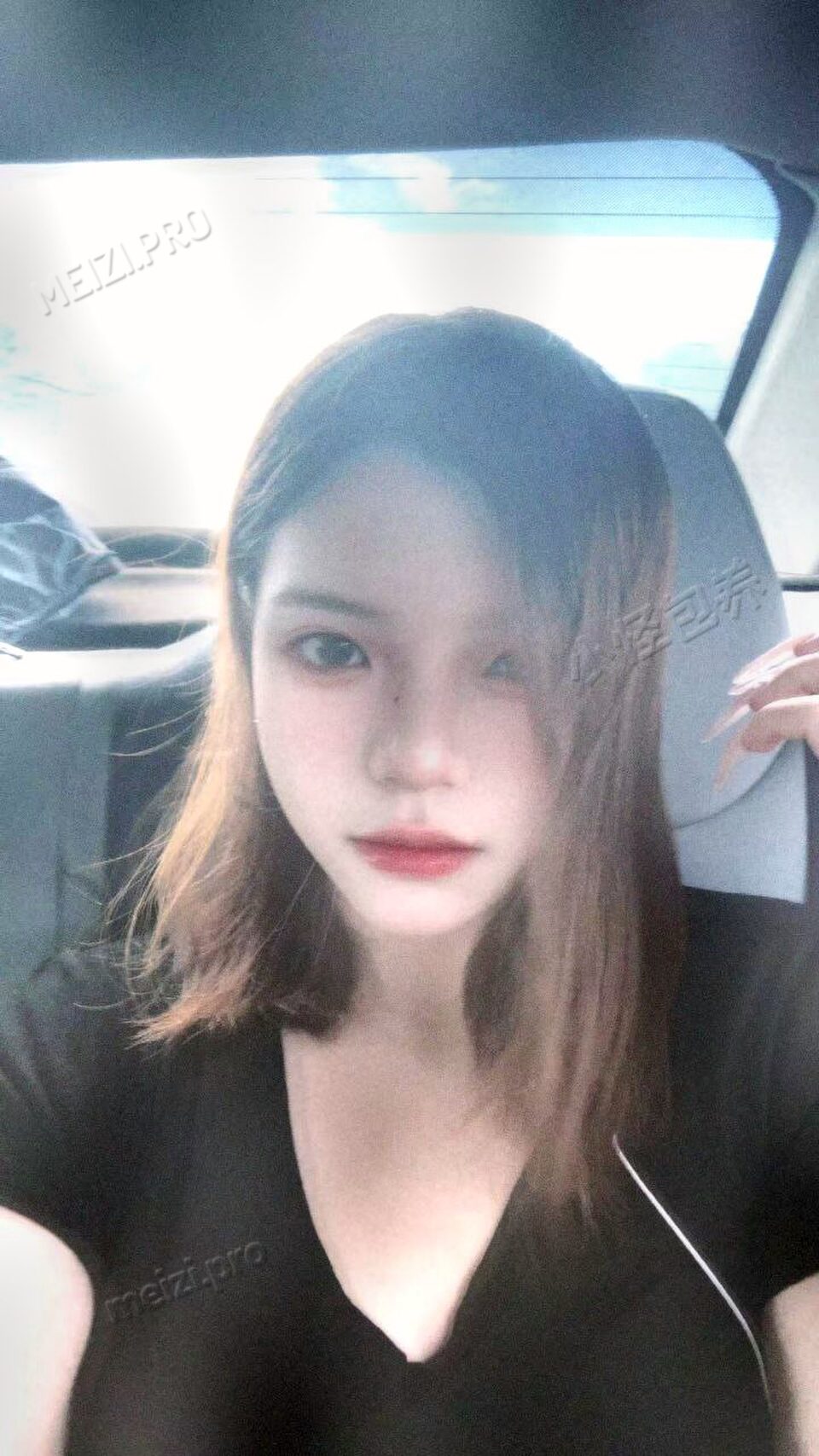云南 昆明 25岁 170cm 116 B杯 幼师 性格活泼 抽烟纹身:无 SM:否 无套:可 口交:否 过夜:可 同居:否 可飞:可 价格:10 特点:性格活泼