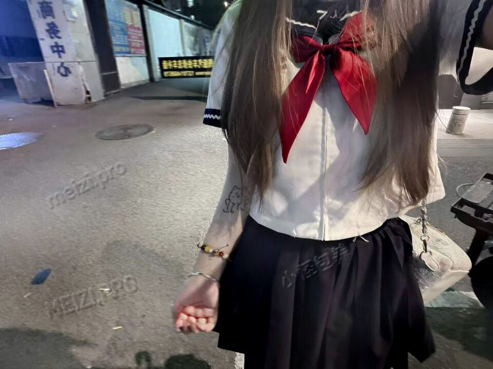 江苏 南京 18岁 160cm 100 B杯 学生 事少，配合度高 抽烟纹身:无 SM:是 无套:可 口交:可 过夜:可 同居:可 可飞:可 价格:10 特点:事少，配合度高
