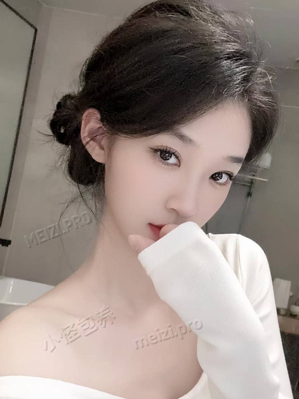 广东 深圳 宝安 23岁 161cm 99 B杯 美容 不闹腾,很懂事,可甜可御,穿衣打扮也可以按照哥哥喜欢的风格来。按天算,不喜欢欠人钱 抽烟纹身:无 SM:否 无套:否 口交:可 过夜:可 同居:可 可飞:可 外省 价格:2 特点:不闹腾,很懂事,可甜可御,穿衣打扮也可以按照哥哥喜欢的风格来。按天算,不喜欢欠人钱