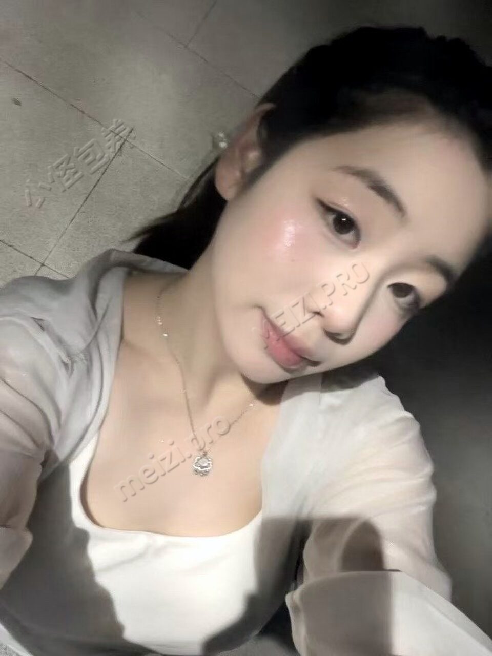 浙江 杭州 18岁 161cm 122 C杯 无业 乖巧听话性欲强 抽烟纹身:无 SM:否 无套:可 口交:可 过夜:可 同居:否 可飞:可 价格:15 特点:乖巧听话性欲强