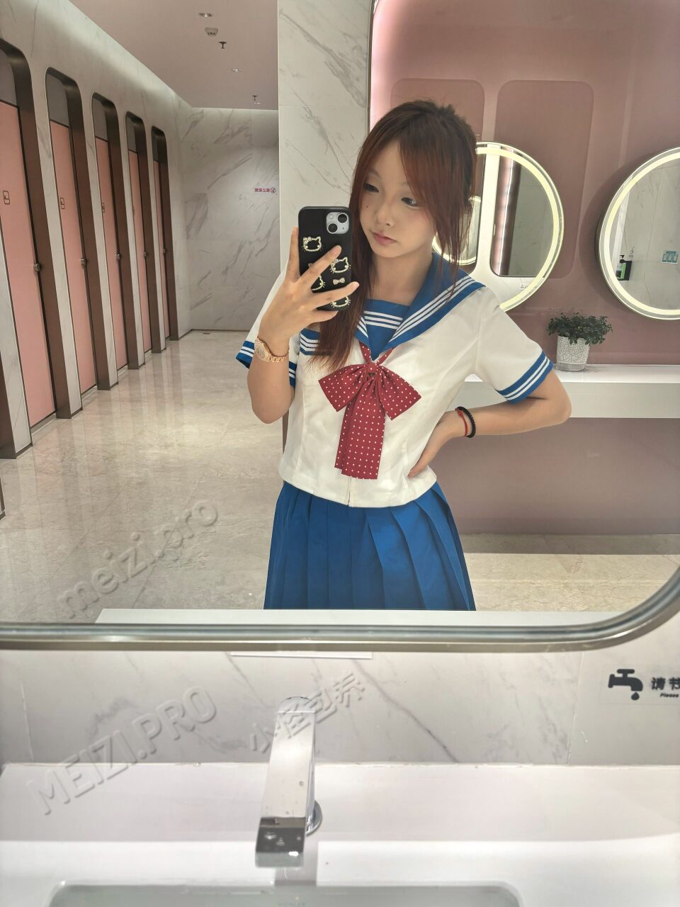 福建 泉州 18岁 165cm 108 B杯 无 喜欢钱，懂事，脾气好 抽烟纹身:无抽烟有一点点纹身 SM:否 无套:否 口交:否 过夜:可 同居:可 可飞:只接泉州 价格:10 特点:喜欢钱，懂事，脾气好