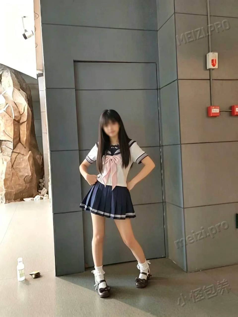 甘肃 舟曲 18岁 155cm 70 A杯 学生 听话懂事，第一次还在 抽烟纹身:无 SM:否 无套:可 口交:否 过夜:可 同居:否 可飞:否 价格:2 特点:听话懂事，第一次还在
