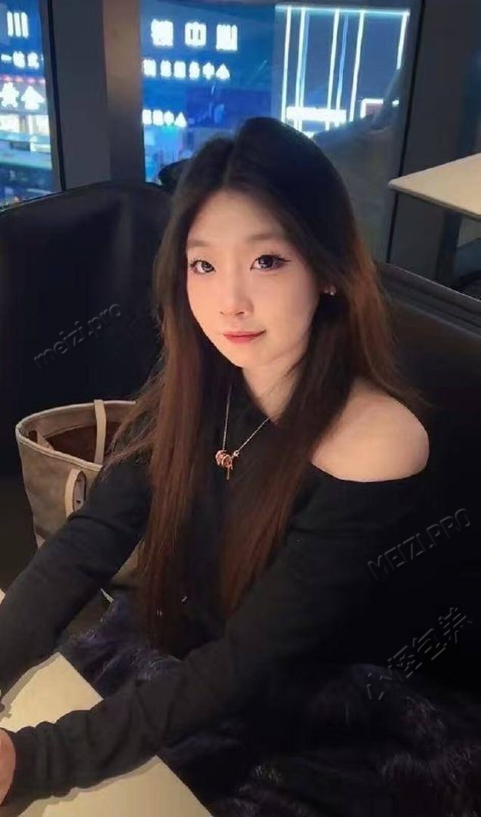 云南 昆明 20岁 160cm 88 B杯 学生 听话,事少 抽烟纹身:无 SM:否 无套:可 口交:可 过夜:可 同居:否 可飞:可 价格:10 特点:听话,事少