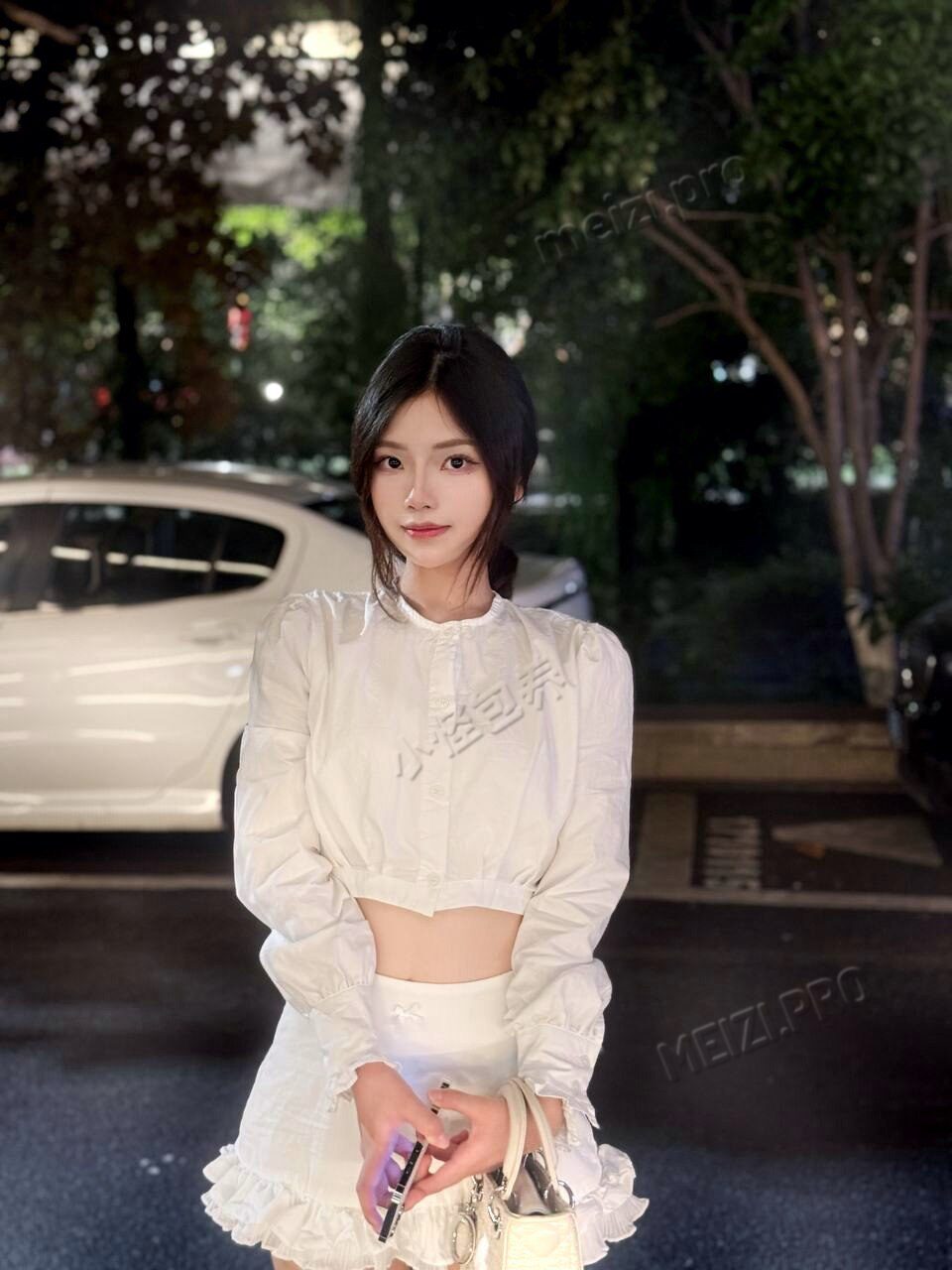 浙江 杭州 19岁 163cm 88 C杯 学生 甜妹，给你恋爱般的感觉 抽烟纹身:无 SM:是 无套:可 口交:可 过夜:可 同居:否 可飞:可 价格:18 特点:甜妹，给你恋爱般的感觉