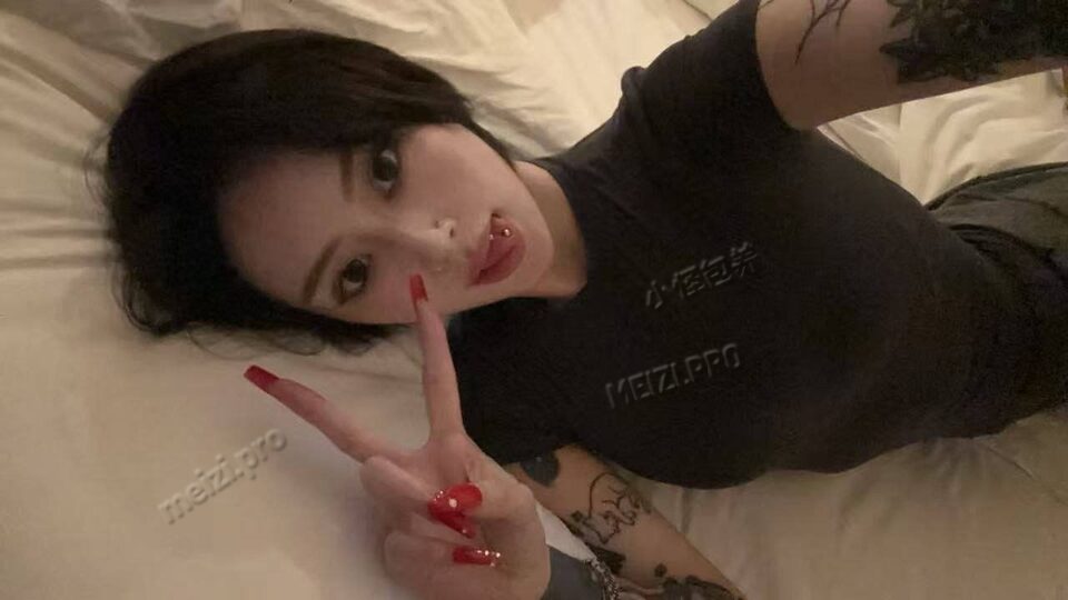 山东 济南 24岁 168cm 47 B杯 自媒体 身材比例好，圈子干净，第一次接触，能提供情绪价值，不事逼 抽烟纹身:有纹身 SM:否 无套:否 口交:可 过夜:可 同居:否 可飞:可外省，可出国 价格:6-10 特点:身材比例好，圈子干净，第一次接触，能提供情绪价值，不事逼