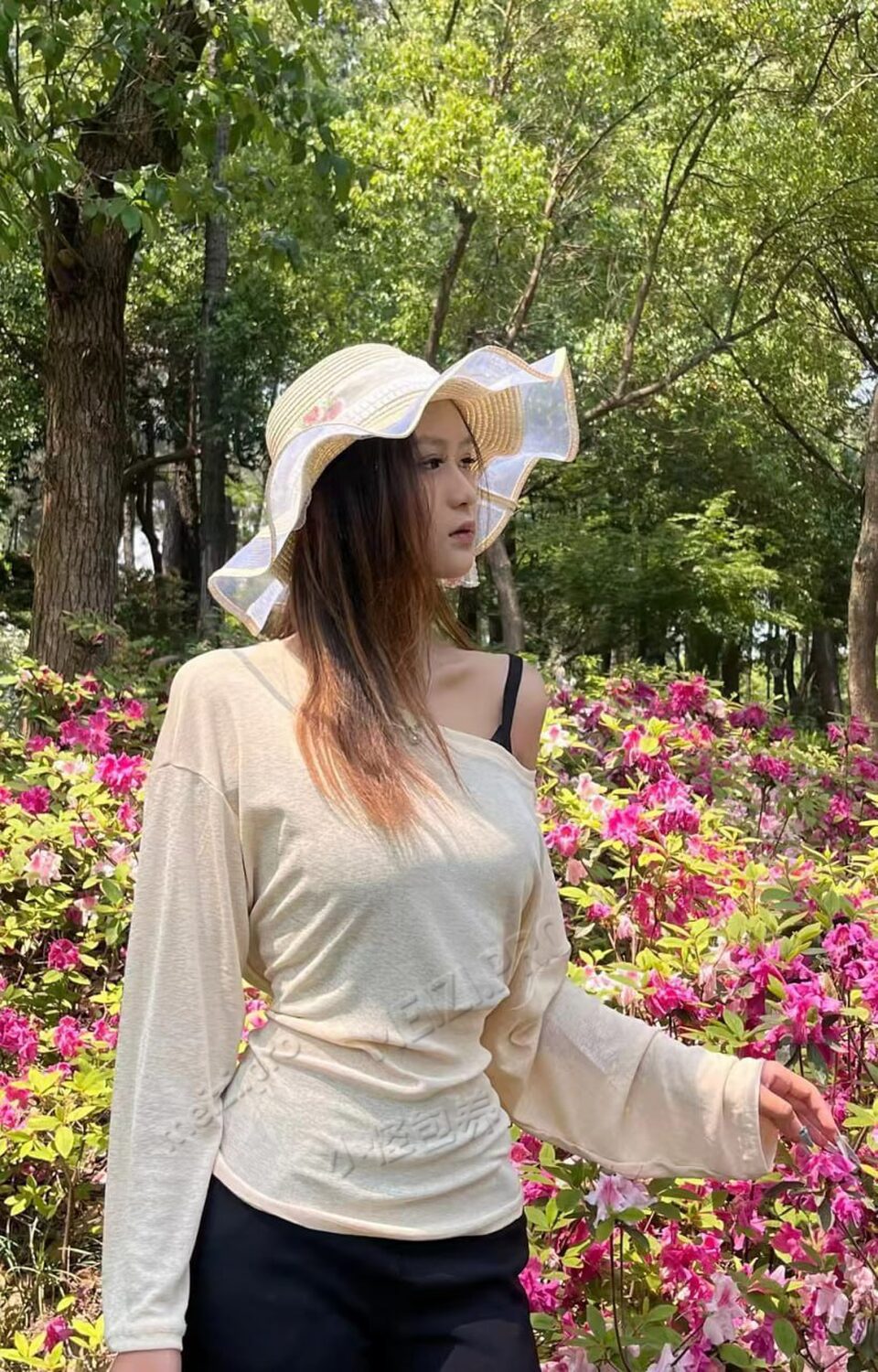云南 保山 19岁 172cm 102 B杯 上班 抽烟纹身:有纹身 SM:否 无套:否 口交:否 过夜:看情况 同居:可 可飞:可 价格:5