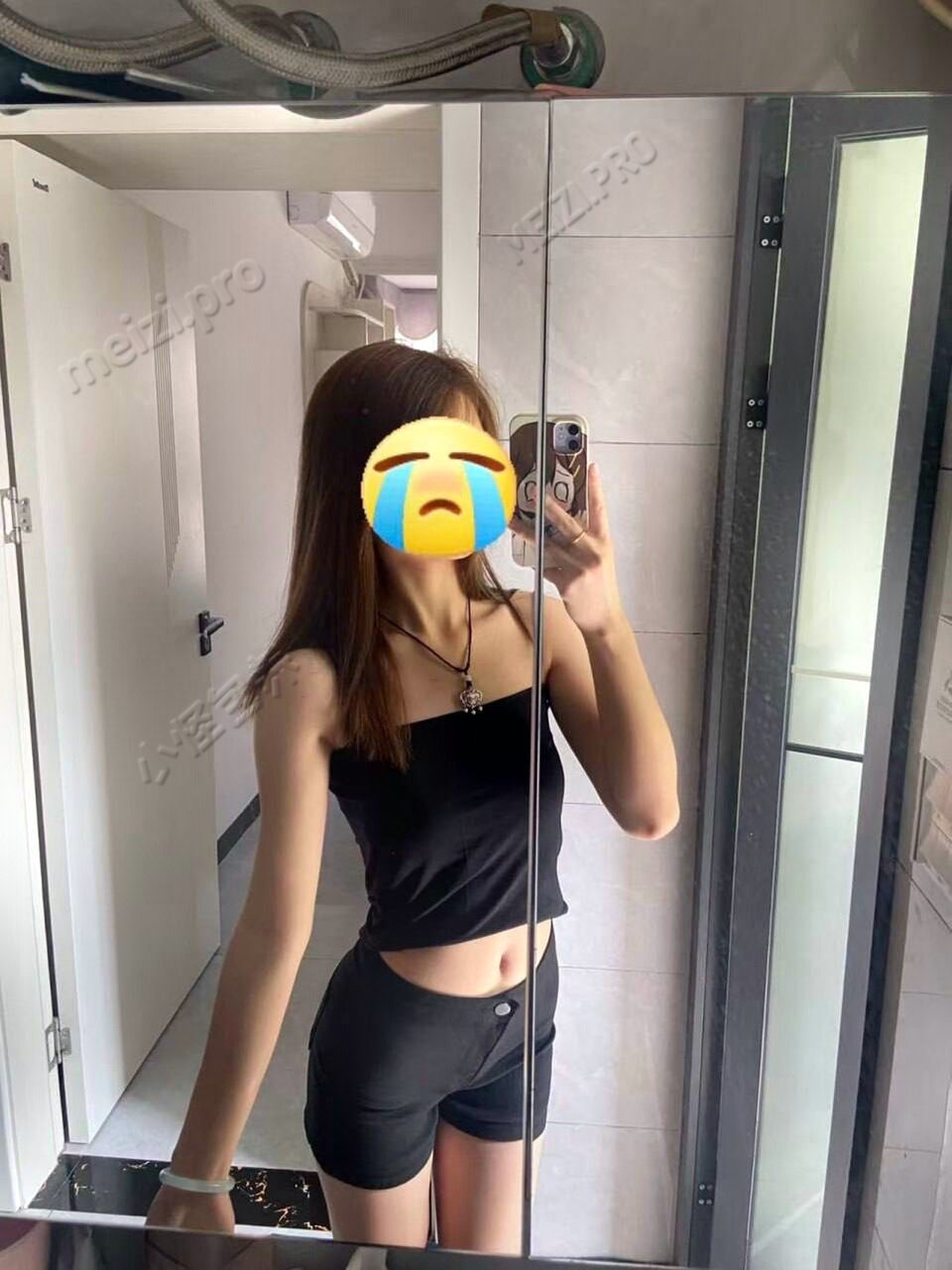 湖南 永州 18岁 162cm 90 A杯 学生 无 抽烟纹身:无 SM:看在哪 无套:否 口交:可 过夜:可 同居:否 可飞:否 价格:6 特点:无