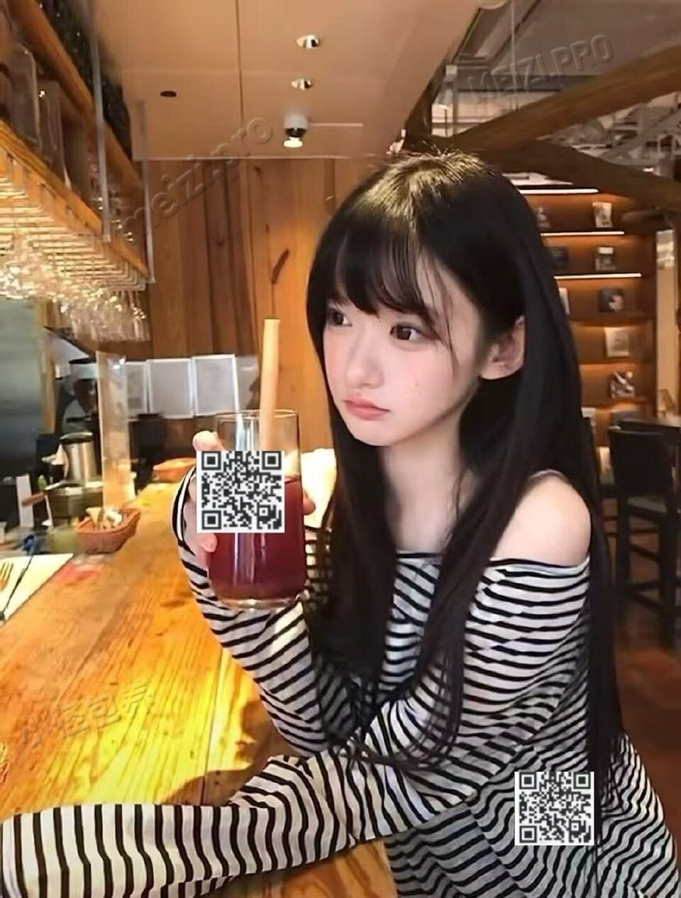 江苏 南京 20岁 172cm 88 C杯 学生 英语超级好 小网红 SM:否 无套:否 口交:可 过夜:可 同居:可 可飞:可，可去港澳 价格:33 特点:英语超级好 小网红