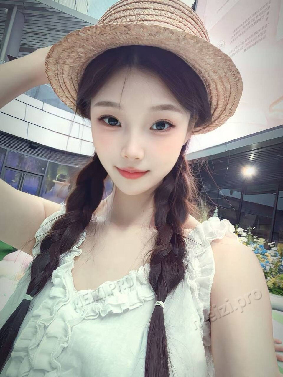 广东 深圳 21岁 158cm 80 B杯 工作 温柔可人,乖巧听话,圈子干净,第一次接触,经验少 抽烟纹身:偶尔抽烟有纹身 SM:否 无套:可 口交:否 过夜:可 同居:否 可飞:可 价格:7 特点:温柔可人,乖巧听话,圈子干净,第一次接触,经验少