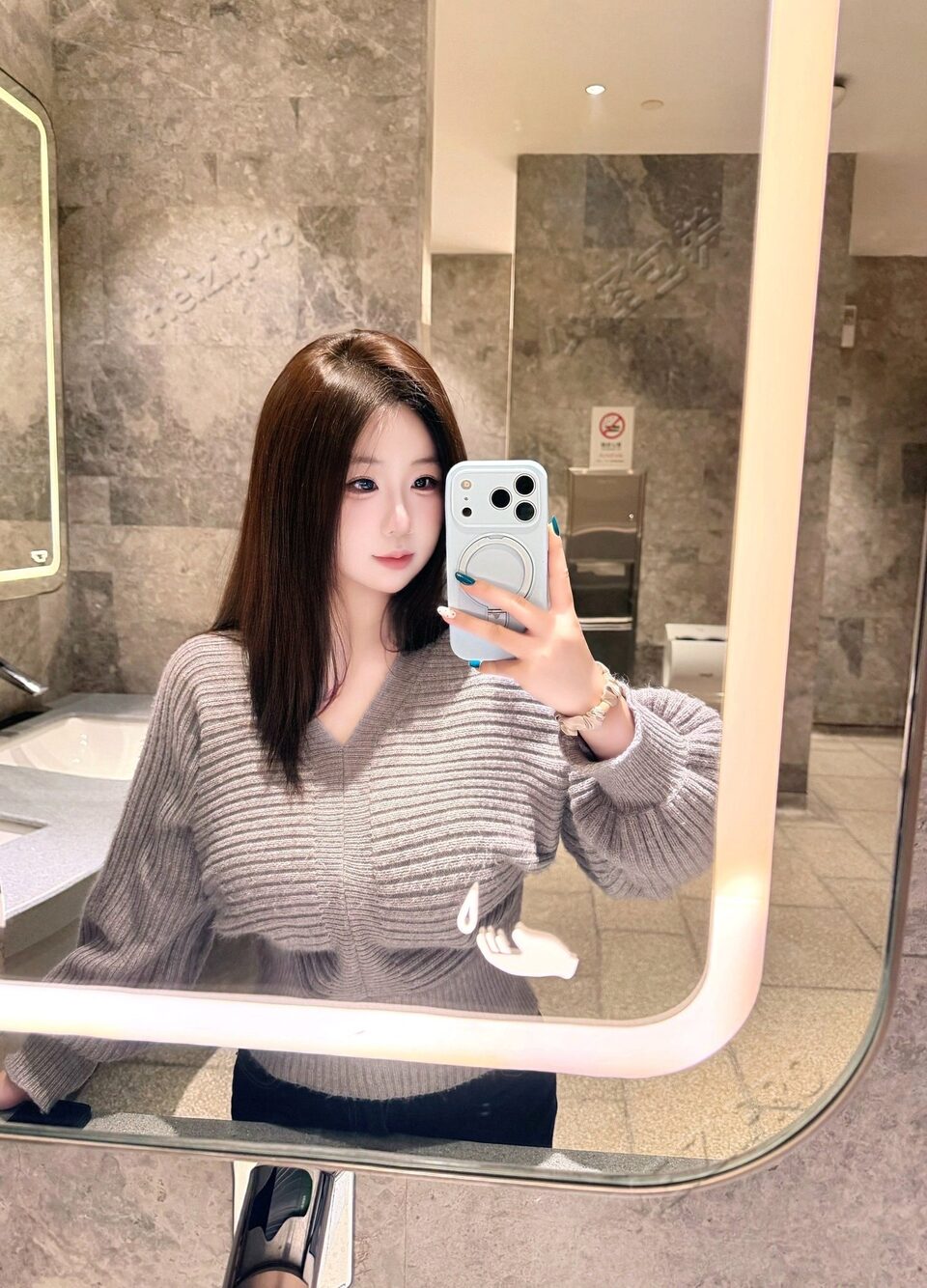 浙江 杭州 19岁 160cm 129 D杯 美甲 36D,床上小反差情绪价值高 SM:否 无套:可 口交:可 过夜:可 可飞:可 异地 价格:4 特点:36D,床上小反差情绪价值高