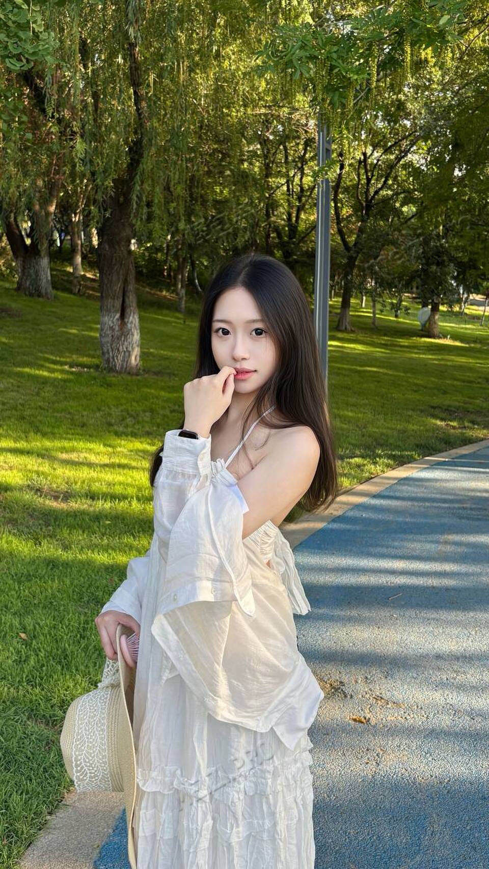 山东 济南 20岁 163cm 95 B杯 清纯,全脸全身无整。热爱生活,喜欢旅行,拍照技术好。注重身材管理,在饮食调整方面有经验,会烹饪。性格好,可以提供情绪价值,有恋爱感。 SM:是 无套:否 口交:可 过夜:可 可飞:可 其他城市外省出国可 价格:40 特点:清纯,全脸全身无整。热爱生活,喜欢旅行,拍照技术好。注重身材管理,在饮食调整方面有经验,会烹饪。性格好,可以提供情绪价值,有恋爱感。