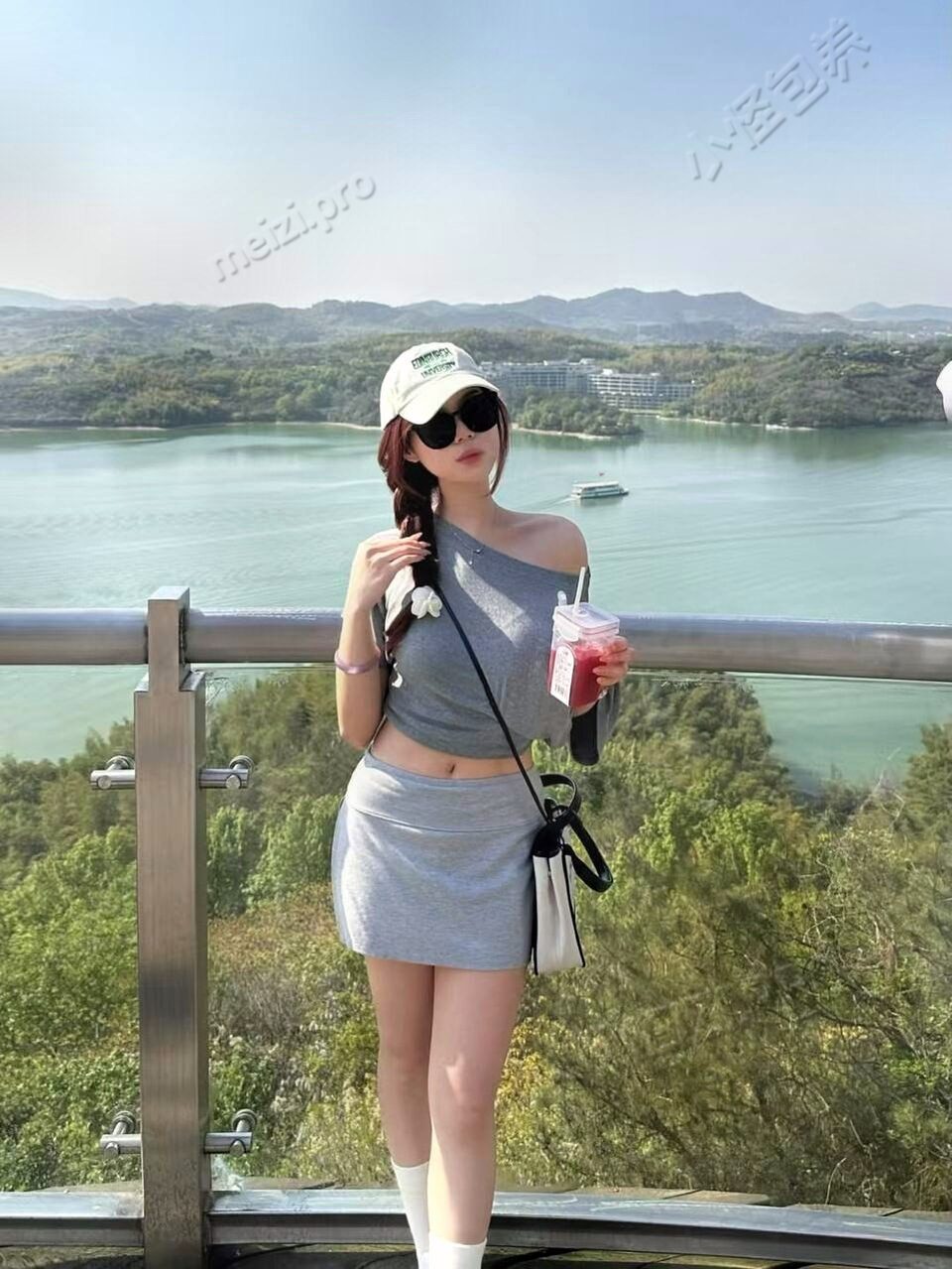 浙江 杭州 25岁 165cm 94 B杯 老师 留学生 最近是白虎 抽烟纹身:无 SM:是 无套:否 口交:可 过夜:可 同居:否 价格:4-10 特点:留学生 最近是白虎