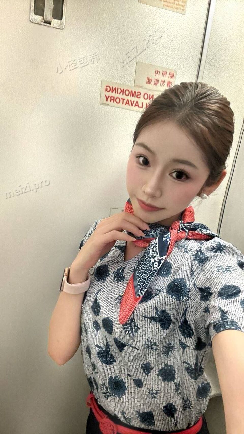 广东 深圳 23岁 166cm 96 B杯 空乘 空姐本科，习舞蹈，会民族民间舞、古典舞、爵士舞，有北京舞蹈学院考级证书、啦啦操考级证书，会钢琴、口琴 抽烟纹身:无纹身 SM:否 无套:否 口交:可 过夜:可 同居:否 可飞:可 价格:8-24-50 特点:空姐本科，习舞蹈，会民族民间舞、古典舞、爵士舞，有北京舞蹈学院考级证书、啦啦操考级证书，会钢琴、口琴