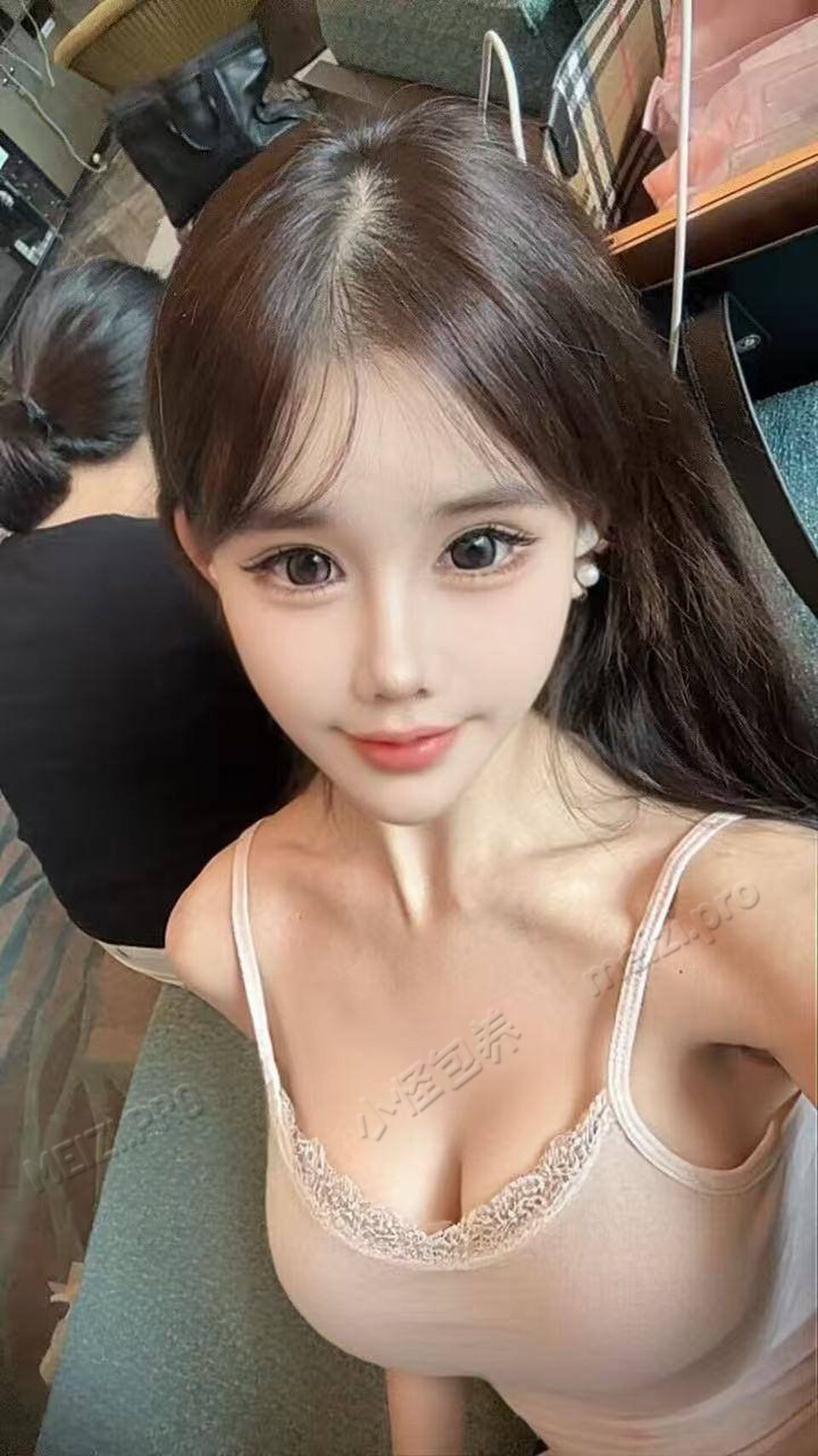 香港 香港 19岁 170cm 94 C杯 学生 反差。身材好挑比例好，性格开朗会聊天，主动会配合，情绪价值拉满 抽烟纹身:无 SM:是 无套:可 口交:可 过夜:可 同居:否 可飞:可 加1k 价格:6 特点:反差。身材好挑比例好，性格开朗会聊天，主动会配合，情绪价值拉满