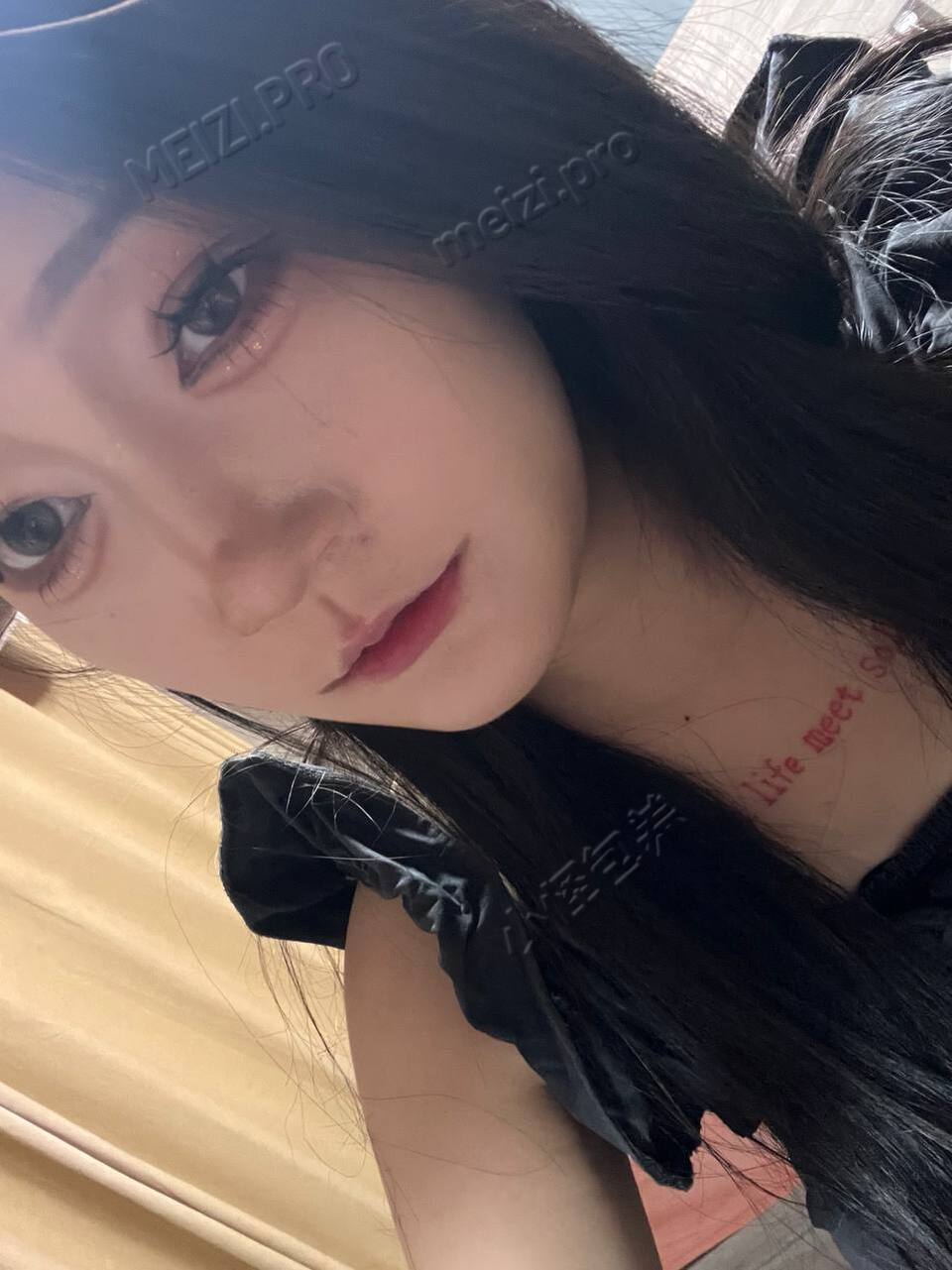 浙江 宁波 24岁 155cm 83 A杯 夜场 乖乖女 抽烟纹身:有纹身 SM:否 无套:否 口交:否 过夜:可 同居:否 可飞:可 价格:8-15 特点:乖乖女
