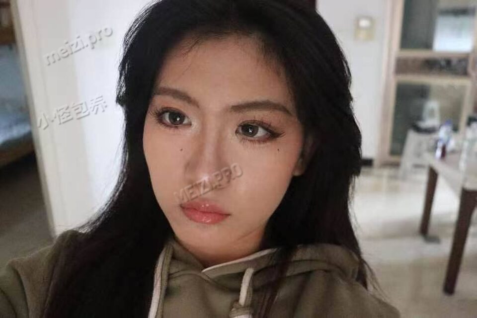 广东 中山 17岁 165cm 100 学生 喜欢绘画音乐摄影做手工，可以提供情绪价值，会哄人 抽烟纹身:无 SM:否 无套:否 口交:可 过夜:否 同居:否 可飞:可 省内 价格:12 特点:喜欢绘画音乐摄影做手工，可以提供情绪价值，会哄人