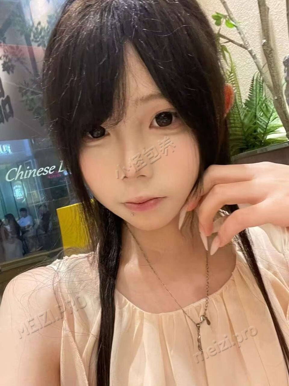广西 百色 17岁 160cm 90 B杯 无业 长得还行 抽烟纹身:有抽烟无纹身 SM:否 无套:否 口交:可 过夜:可 同居:否 可飞:可 价格:10 特点:长得还行