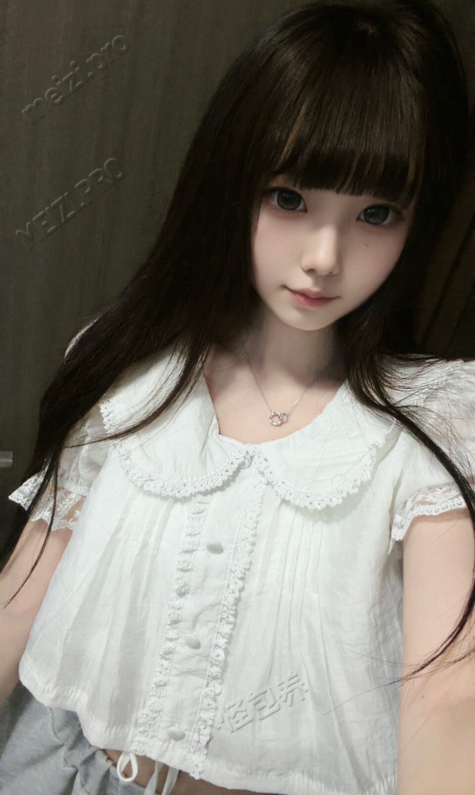 浙江 杭州 18岁 156cm 80 A杯 无业 比较粘人，会撒娇，小小只的萝莉型，可以抱起来，验证视频没化妆，本人现实更好看 抽烟纹身:不抽烟有纹身 SM:是 无套:否 口交:可 过夜:可 同居:可 可飞:可 价格:5 特点:比较粘人，会撒娇，小小只的萝莉型，可以抱起来，验证视频没化妆，本人现实更好看