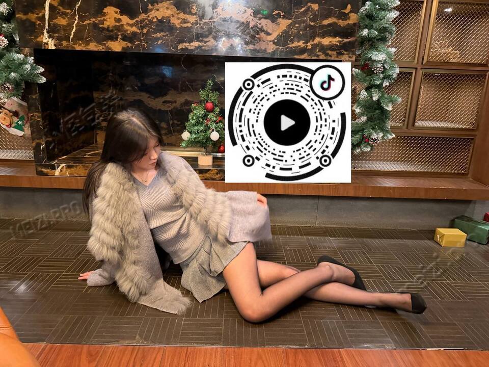 河南 郑州 18岁 165cm 95 A杯 美甲师 年轻可爱事少 抽烟纹身:无 SM:是 无套:否 口交:可 过夜:可 同居:否 可飞:否 价格:5 特点:年轻可爱事少