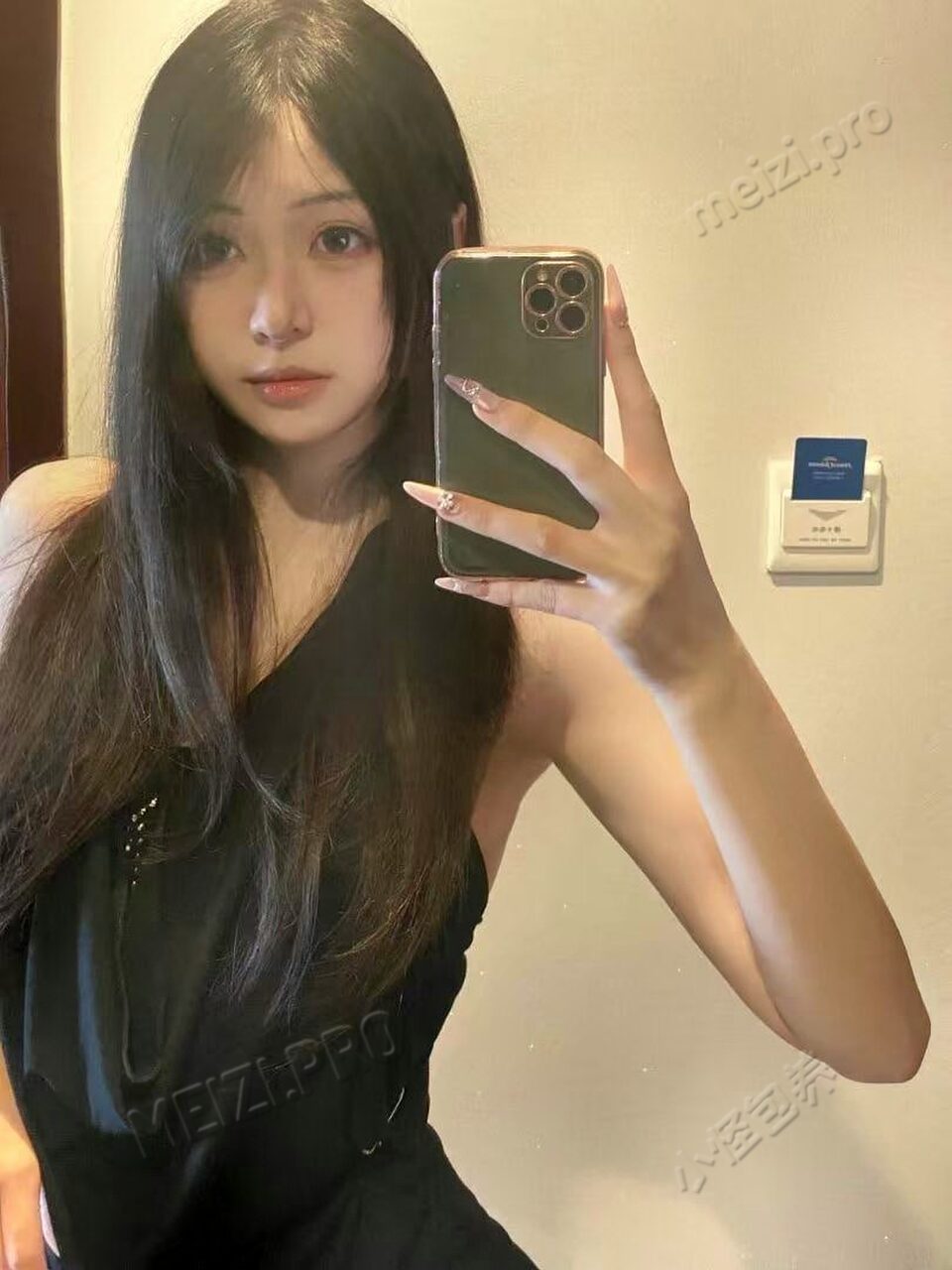 广东 东莞 18岁 168cm 100 C杯 学生 年轻乖巧听话懂事，能提供较高情绪价值，放得开，全身无整 抽烟纹身:无 SM:是 无套:可 口交:可 过夜:可 同居:可 可飞:否 价格:10 特点:年轻乖巧听话懂事，能提供较高情绪价值，放得开，全身无整