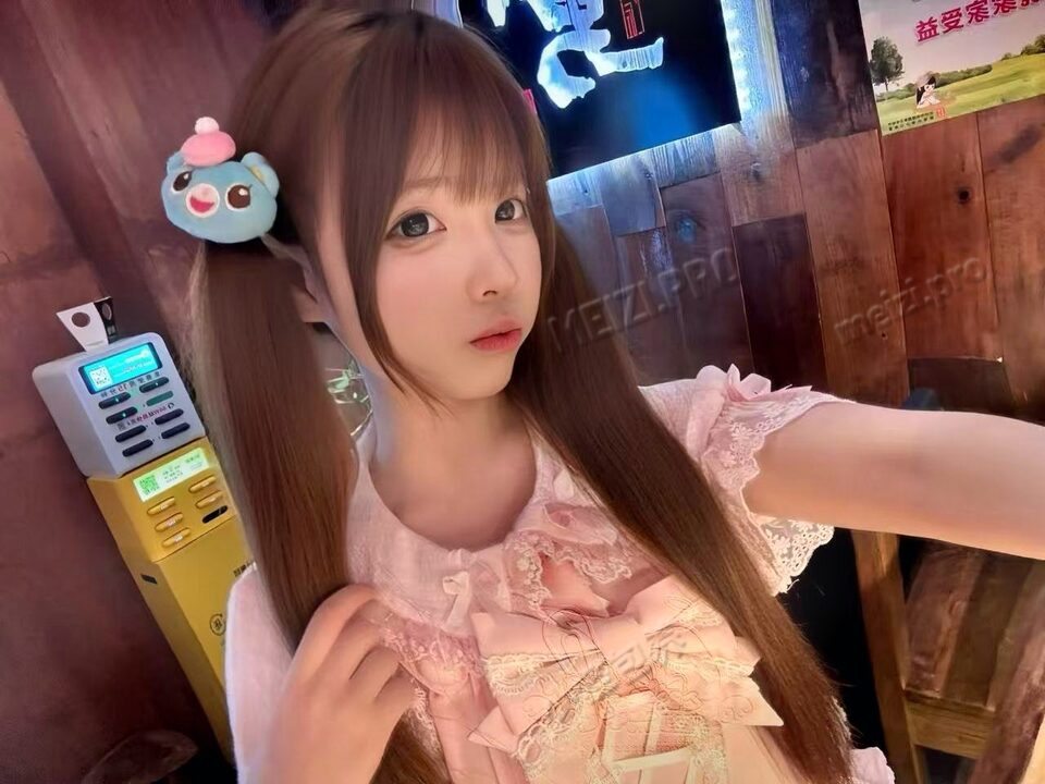 湖南 长沙 18岁 160cm 90 B杯 学生 事情少 甜妹 cos jk妹子 性格是听话懂事那种乖乖女 抽烟纹身:无 SM:是 无套:否 口交:可 过夜:可 同居:否 可飞:可 价格:4 特点:事情少 甜妹 cos jk妹子 性格是听话懂事那种乖乖女