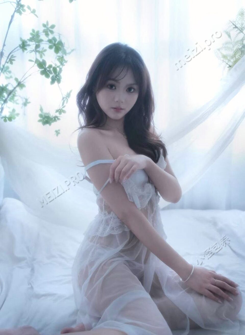 浙江 杭州 20岁 165cm 102 B杯 应届毕业生 圈子干净，情绪稳定，懂事乖巧，轻微m，性格活泼，反差萌，小水库 抽烟纹身:无 SM:是 无套:可 口交:可 过夜:可 同居:可 可飞:可 价格:12 特点:圈子干净，情绪稳定，懂事乖巧，轻微m，性格活泼，反差萌，小水库
