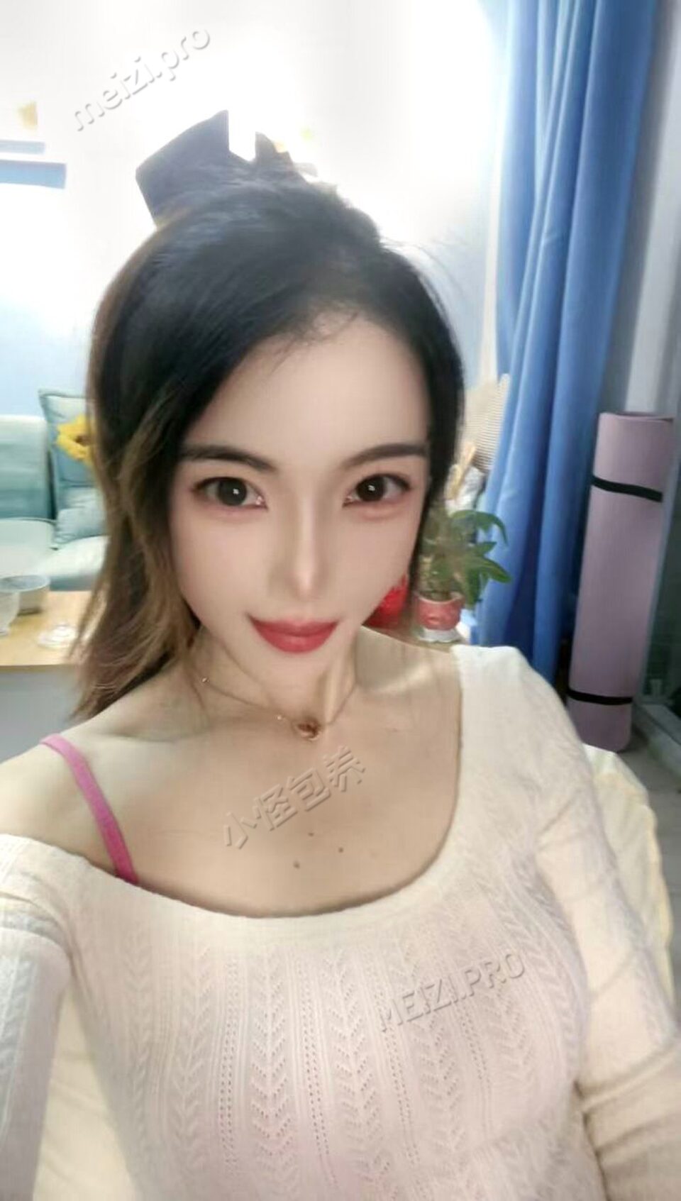 云南 昆明 27岁 160cm 88 A杯 传媒，互联网，外贸出口 温柔，善良，大方 抽烟纹身:有抽烟无纹身 SM:否 无套:可 口交:可 过夜:可 同居:可 可飞:能，有港澳通行证 价格:4 特点:温柔，善良，大方