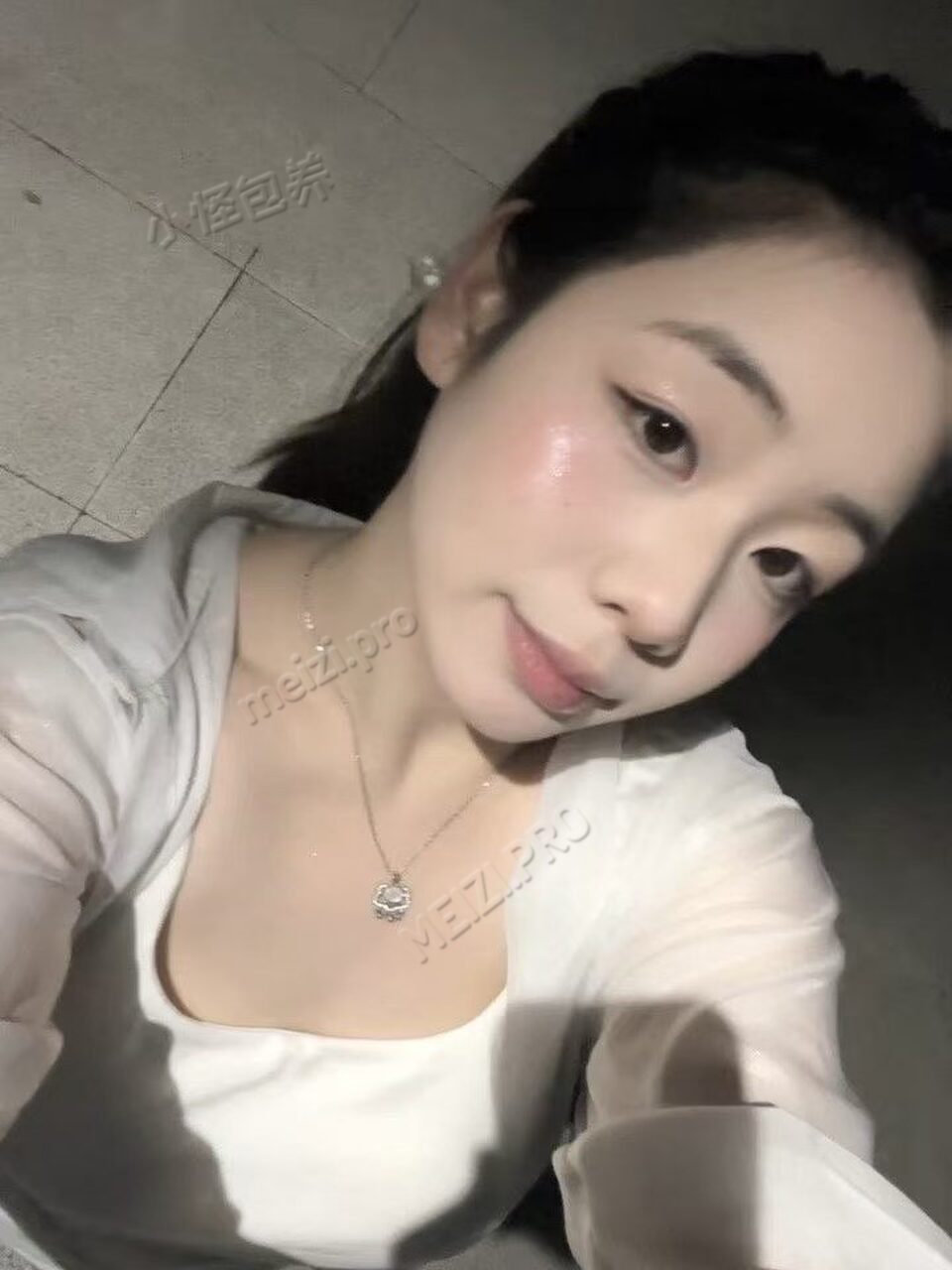 浙江 杭州 18岁 158cm 120 C杯 无业 乖巧听话性欲强 抽烟纹身:无 SM:否 无套:可 口交:可 过夜:可 同居:否 可飞:可 价格:15 特点:乖巧听话性欲强