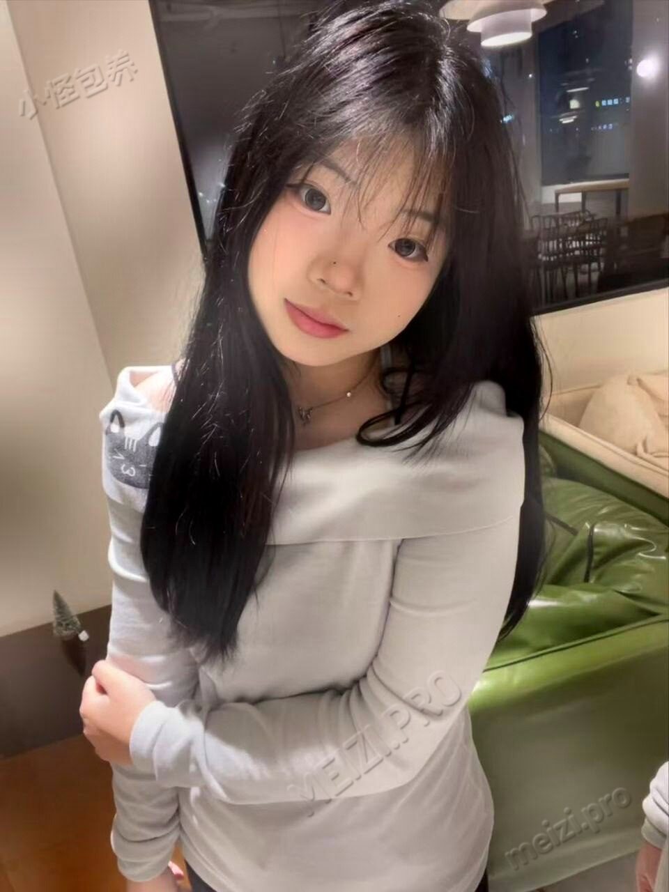 江苏 淮安 18岁 163cm 120 A杯 无 清纯可爱小，听话懂事 抽烟纹身:抽烟 SM:否 无套:可 口交:可 过夜:可 同居:可 可飞:可 价格:10 特点:清纯可爱小，听话懂事
