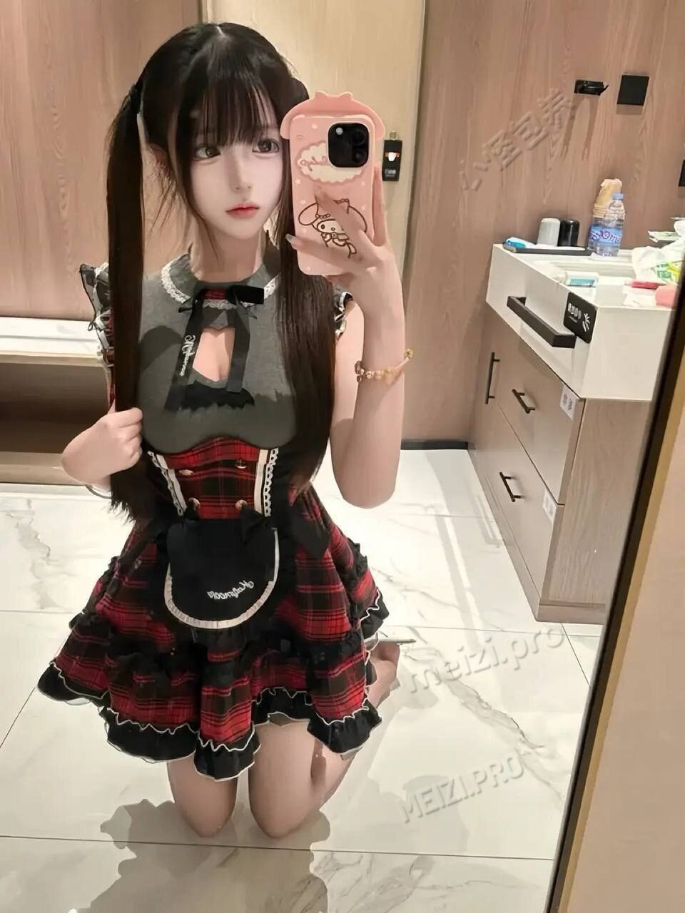 湖南 长沙 18岁 160cm 90 B杯 待业 纯欲迷人反差萝莉身材娇小会配合服务热情 抽烟纹身:无纹身 SM:是 无套:否 口交:可 过夜:可 同居:可 可飞:可 价格:9 特点:纯欲迷人反差萝莉身材娇小会配合服务热情