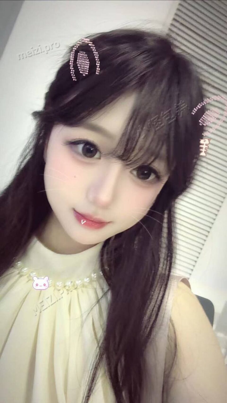 河南 洛阳 18岁 166cm 100 B杯 学生 舞蹈生 抽烟纹身:无 SM:是 无套:否 口交:可 过夜:视情况 同居:看情况 可飞:可 价格:20 特点:舞蹈生