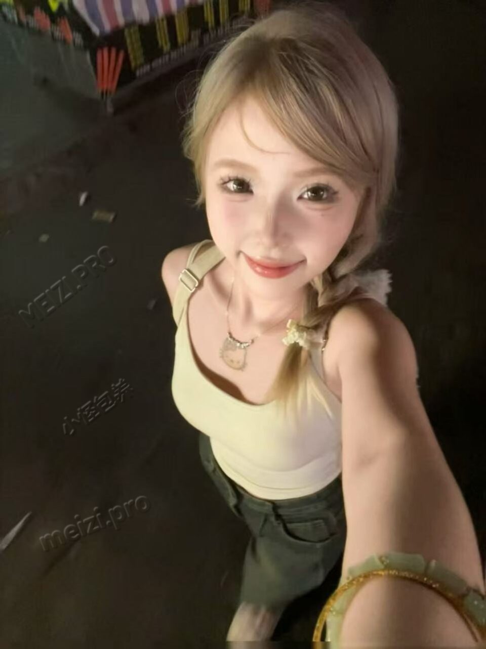 江西 南昌 21岁 160cm 90 B杯 工作 情绪稳定 抽烟纹身:有纹身 SM:否 无套:可 口交:否 过夜:可 同居:否 可飞:否 价格:20 特点:情绪稳定