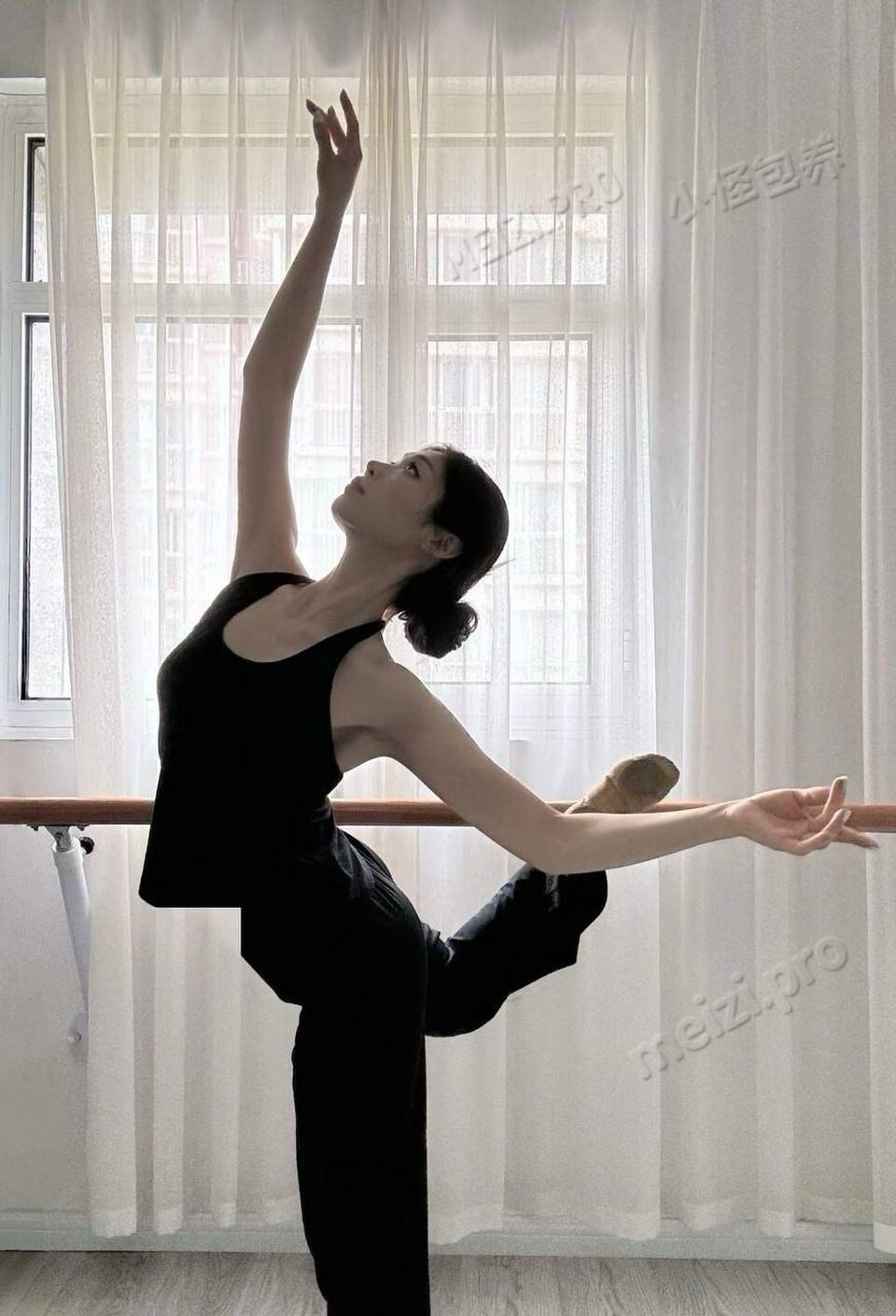 浙江 杭州 20岁 168cm 50 B杯 学生 十年中国舞六年民族舞，美术生在读，会些许乐器，健身腰臀比好，娇小玲珑，接受程度高，会提供情绪价值 抽烟纹身:无纹身 SM:是 无套:否 口交:可 过夜:可 同居:可 可飞:可 价格:20 特点:十年中国舞六年民族舞，美术生在读，会些许乐器，健身腰臀比好，娇小玲珑，接受程度高，会提供情绪价值