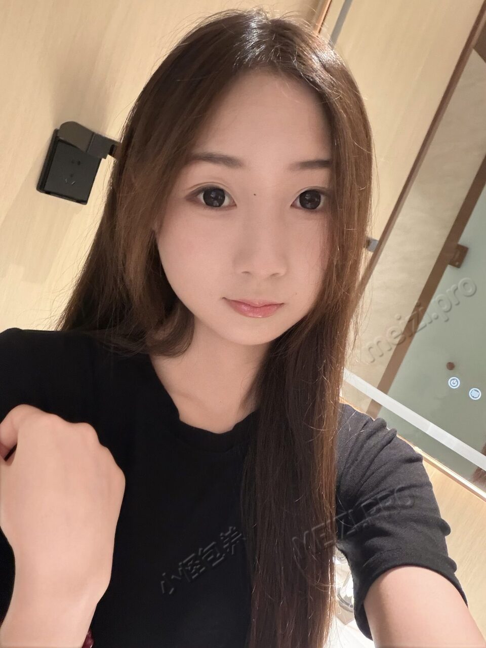 河南 郑州 18岁 161cm 81 A杯 实习 第一次找，会一点舞蹈 SM:否 无套:可 口交:可 过夜:可 同居:可 可飞:否 只能在郑州 价格:6 特点:第一次找，会一点舞蹈
