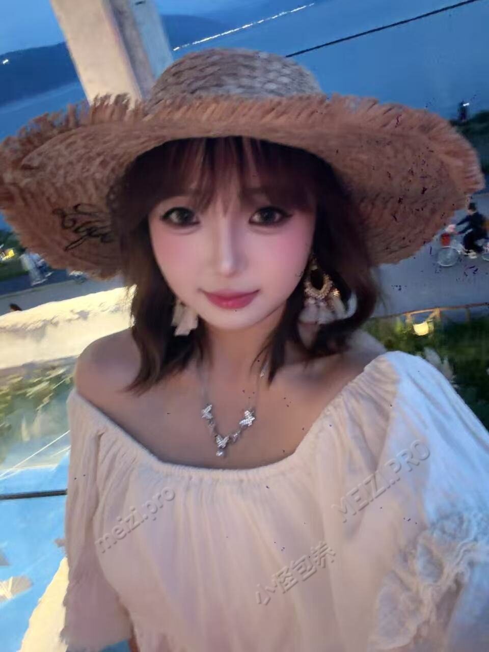 甘肃 兰州 20岁 160cm 100 B杯 刚毕业 活泼热情 相处起来跟自在 颜值身材双在线 声音甜 接受度高不冷场 放得开可配合 抽烟纹身:无 SM:否 无套:可 口交:可 过夜:可 同居:否 可飞:可 价格:10-30 特点:活泼热情 相处起来跟自在 颜值身材双在线 声音甜 接受度高不冷场 放得开可配合