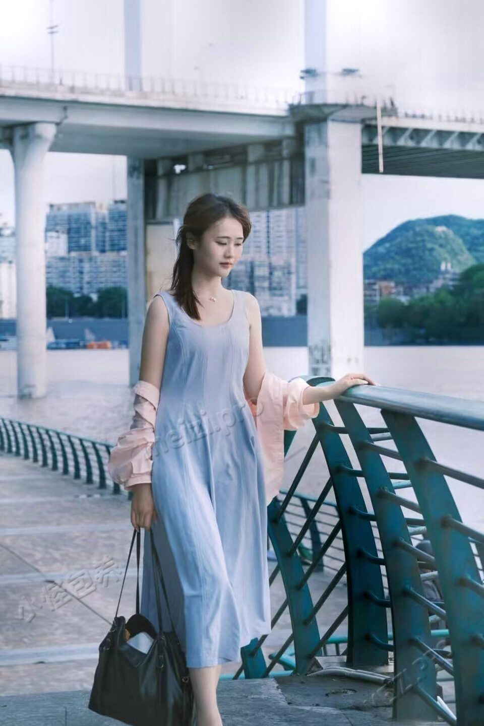 广东 广州 24岁 168cm 54 A杯 教培 性格好，情商高，知寸清楚定位，本科 抽烟纹身:无纹身 SM:是 无套:否 口交:否 过夜:看情况 同居:可 可飞:不 价格:15 特点:性格好，情商高，知寸清楚定位，本科
